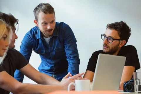 Tener un trabajo dependiente y emprender a la vez sí se puede: 6 tips para lograrlo