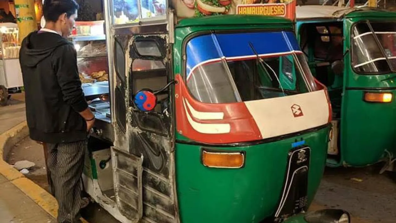 Conoce al emprendedor peruano que transformó su mototaxi en 'Moto Fast Food'