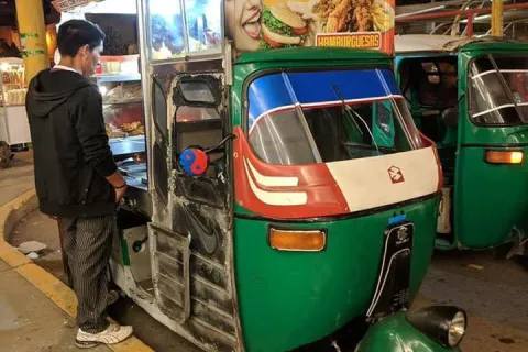 Conoce al emprendedor peruano que transformó su mototaxi en 'Moto Fast Food'