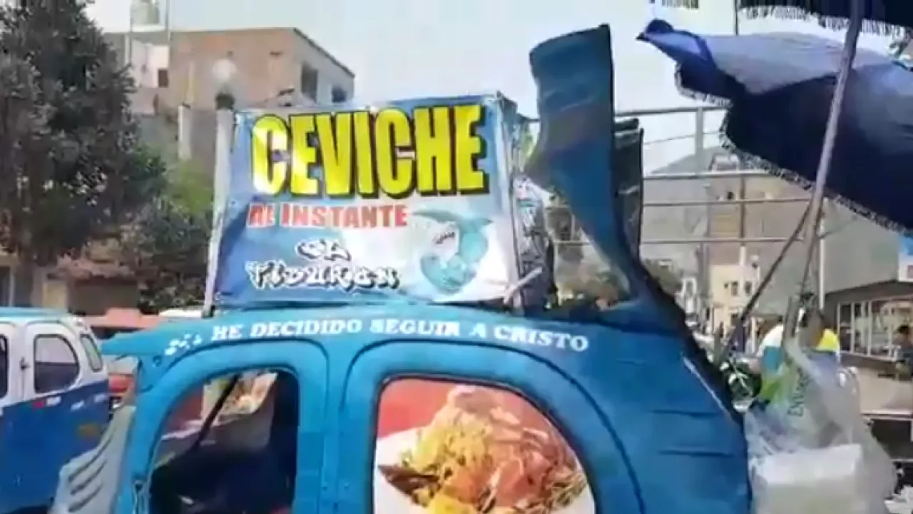 Este joven emprendedor transformó su mototaxi en una cevichería al paso