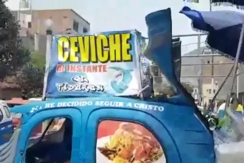 Este joven emprendedor transformó su mototaxi en una cevichería al paso