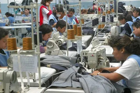 Proponen ley que fija plazo de 30 días para pagar facturas a empresas y que estas no se queden sin capital