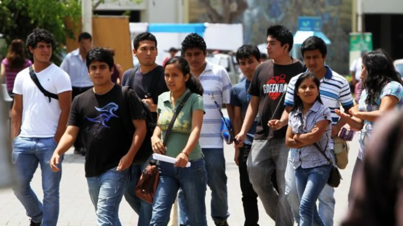 universitarios peruanos