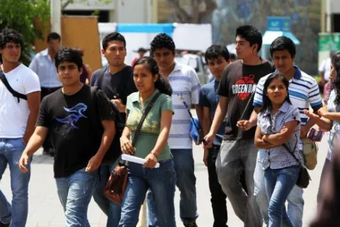 universitarios peruanos