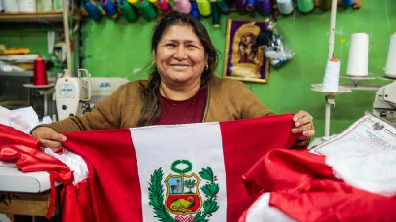 Fiestas Patrias: el rojiblanco invade los talleres de confección de Lima