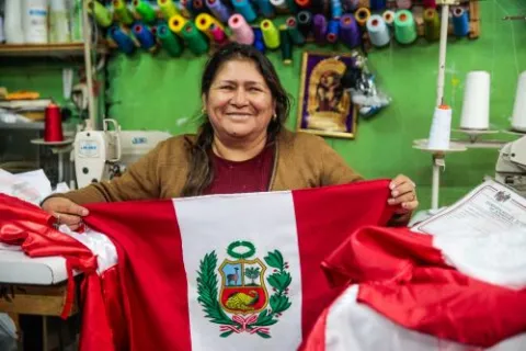 Fiestas Patrias: el rojiblanco invade los talleres de confección de Lima