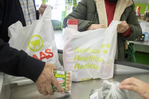 Lo que debes saber sobre el impuesto al consumo de las bolsas de plástico