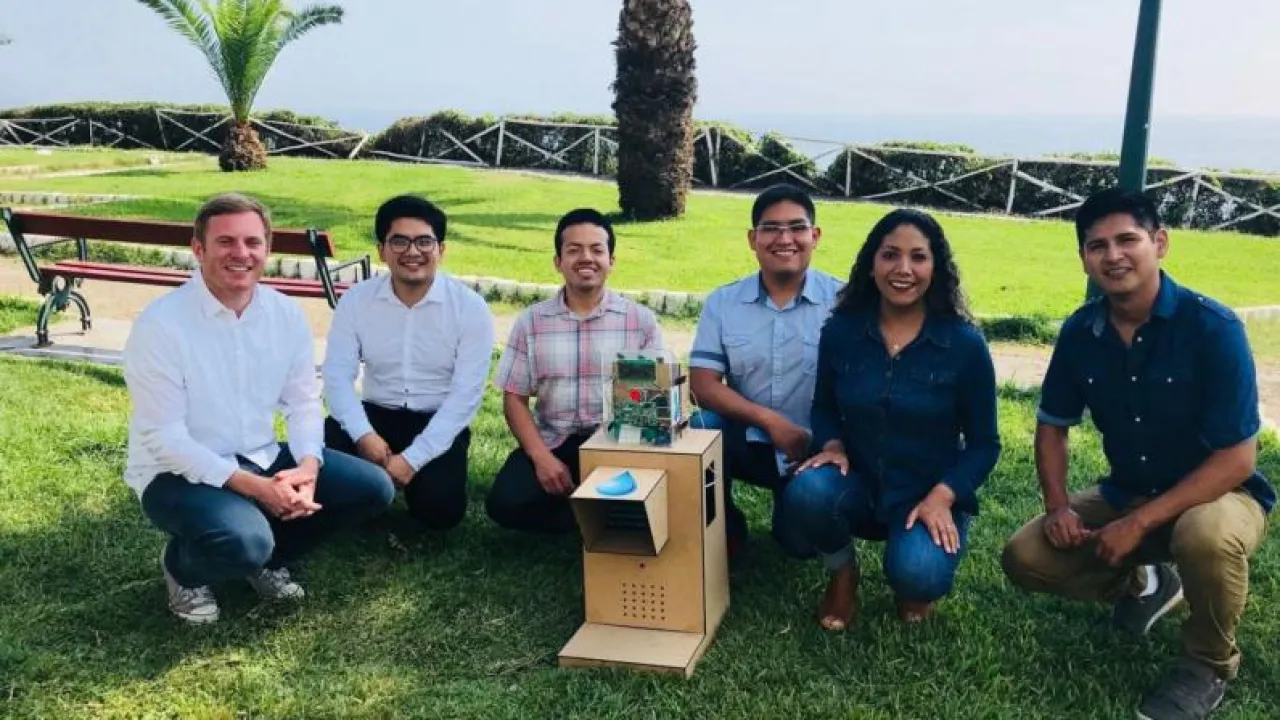 Emprendedores fabrican máquina para generar agua potable de la humedad ambiental