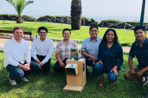 Emprendedores fabrican máquina para generar agua potable de la humedad ambiental