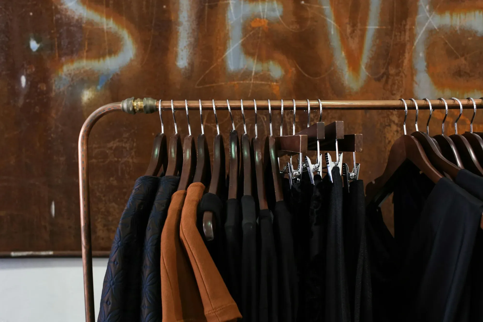 Fotos de stock gratuitas de atuendo, boutique, chaqueta cafe
