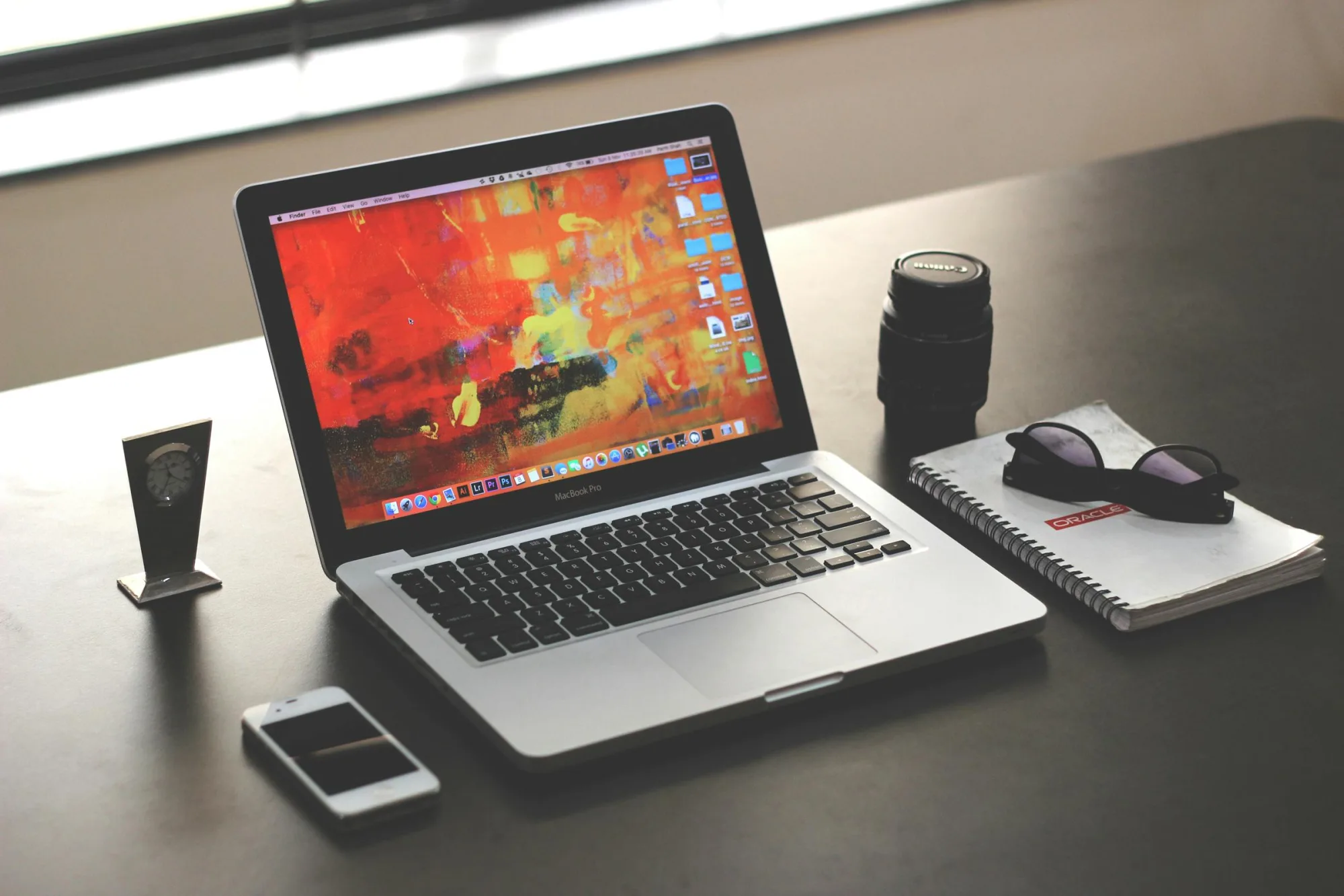 Macbook Pro Encima De Una Mesa