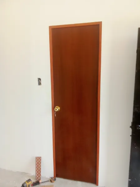 Puerta contraplacada para baño