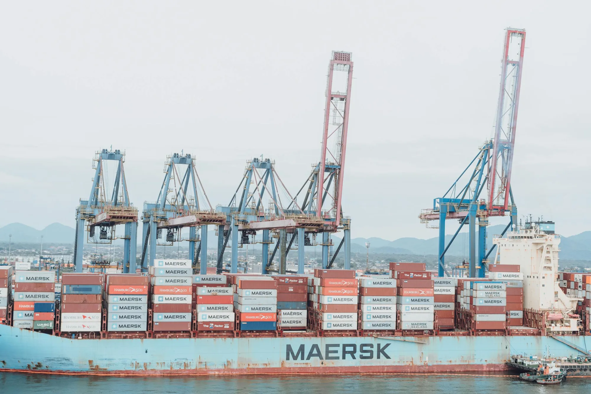 Fotos de stock gratuitas de astillero, azul, barco mercante