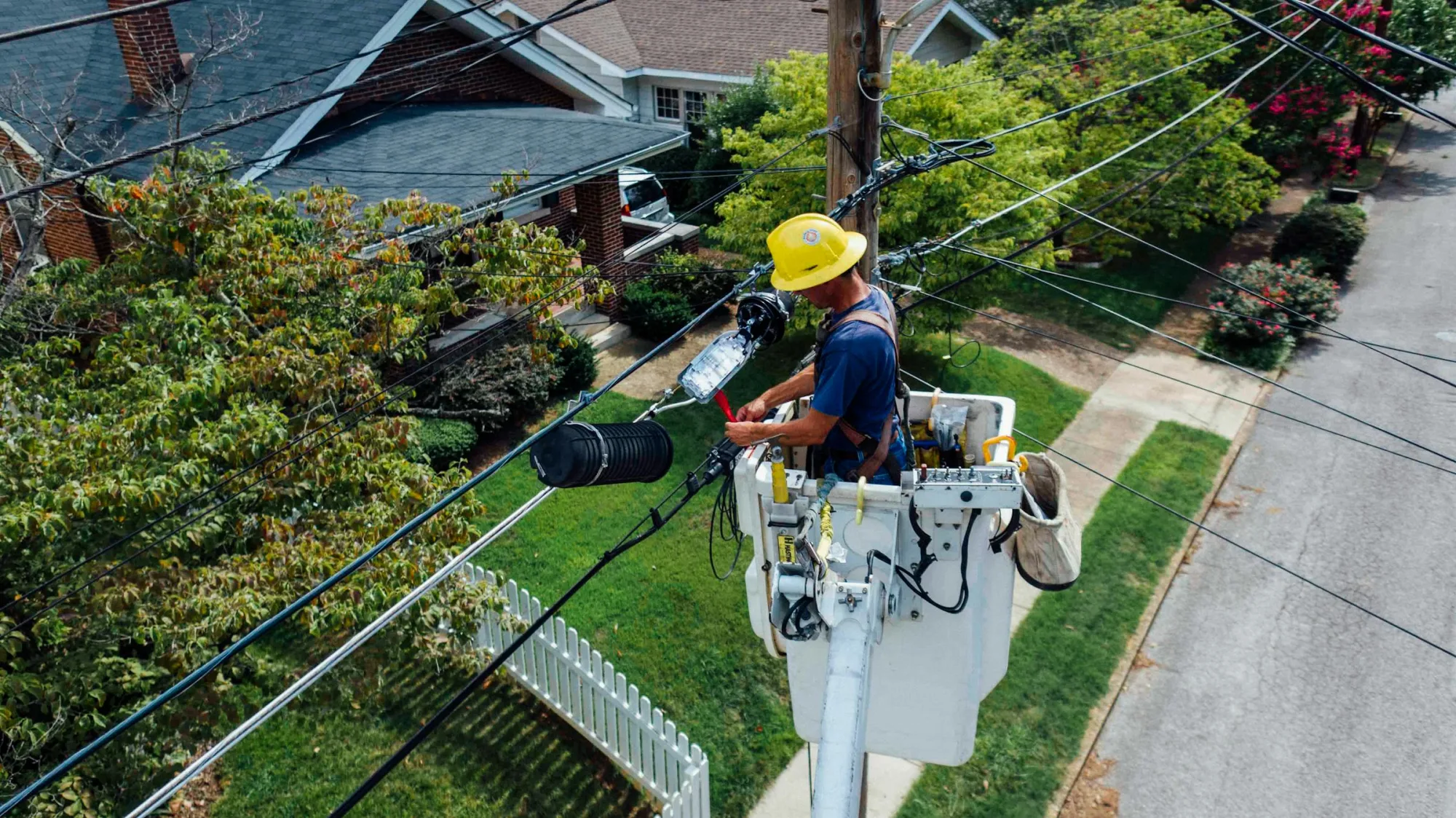 Fotografía Del Hombre Reparando Cables Eléctricos