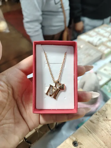 Cadena con inicial de tu nombre