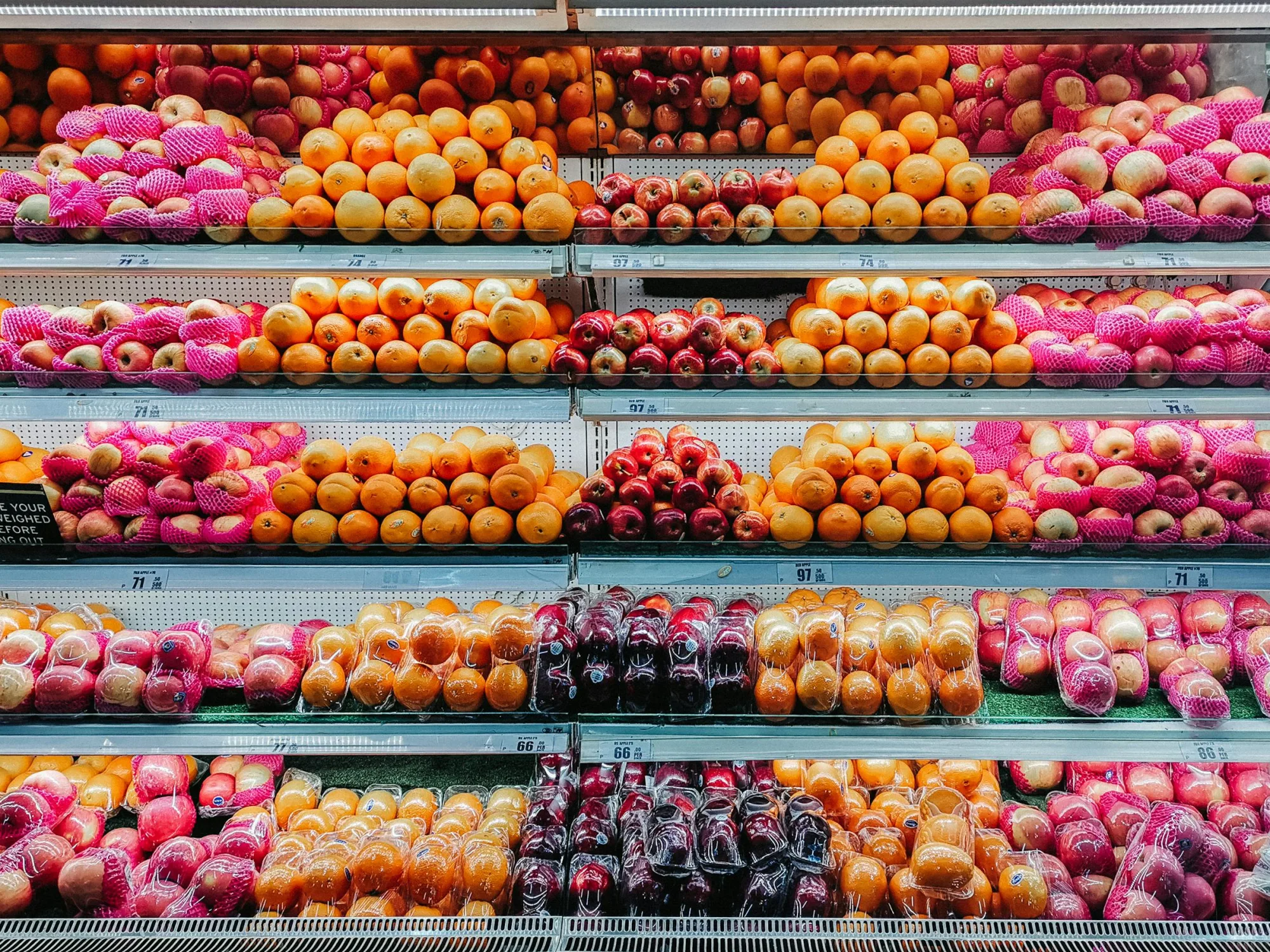 Frutas En Mostrador De Exhibición Con Tapa De Vidrio
