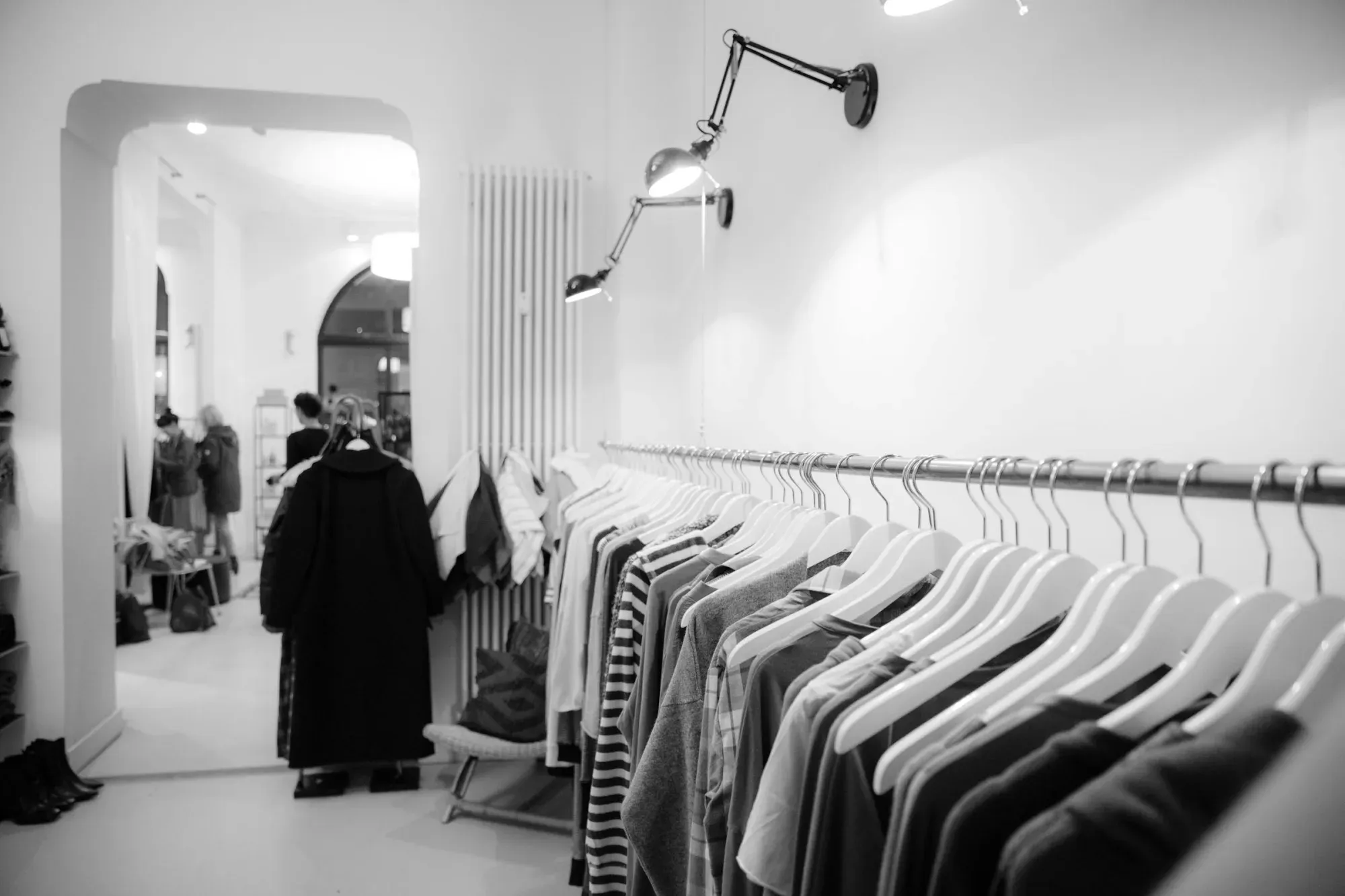 Fotografía En Escala De Grises De Lote De Ropa