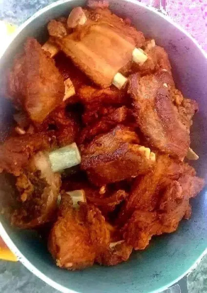 TRES COSTILLITAS JUGOSAS, 2 papas nativas, sarsa andina(con hojitas de yerbabuena), mote(variedad maiz Cusco), inigualable ajicito verde Doña Ines.