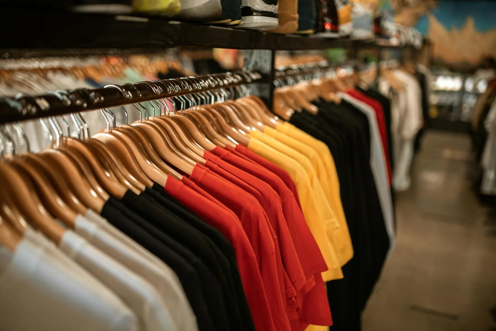 Ropa Variada Colgada En La Percha