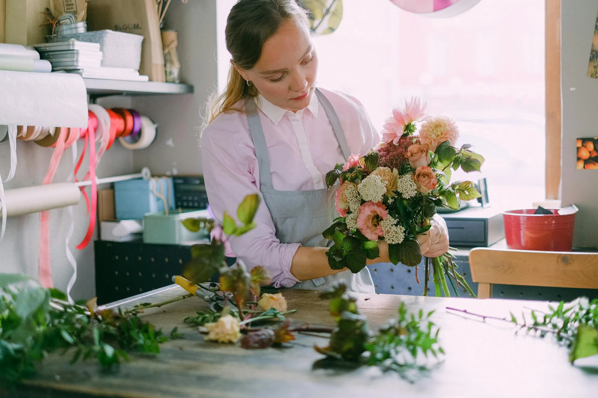 Fotos de stock gratuitas de adentro, arreglando, arreglo floral
