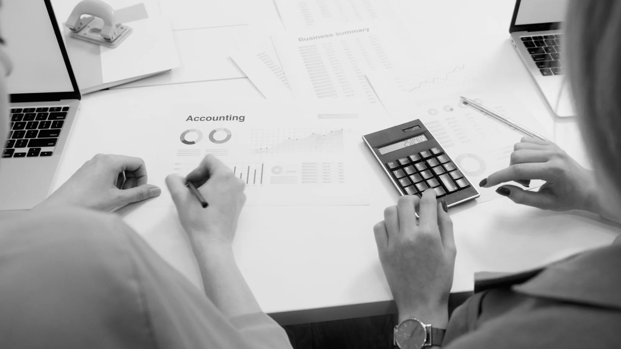 Fotos de stock gratuitas de adentro, ambiente de trabajo, análisis financiero