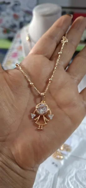 Collar con dije de niña.Xp
