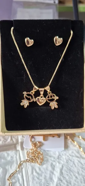 Collar con dije niño, niña y corazon