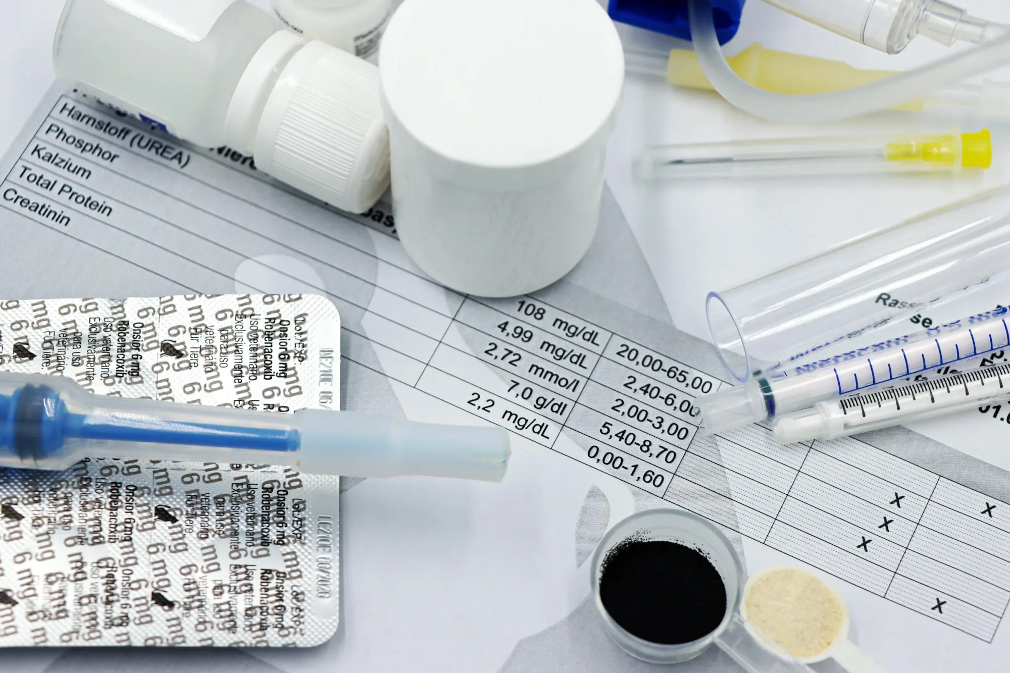 Los suministros veterinarios, como jeringas y medicamentos, aparecen en los informes de análisis de sangre, lo que sugiere un tema de atención médica.